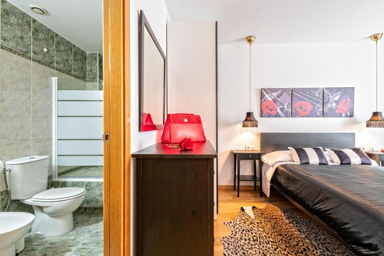 Cálido apartamento con piscina en Barcelona Ripollet Esterno foto