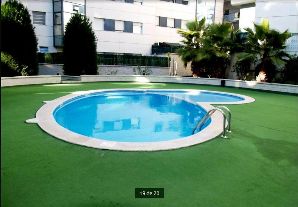 Cálido apartamento con piscina en Barcelona Ripollet Esterno foto